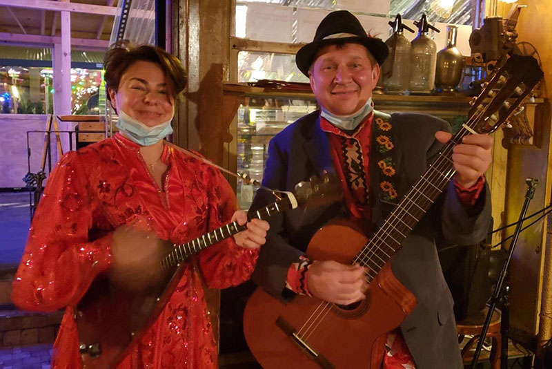 Barynya  Russian Music Duo, Balalaika, Garmoshka, Guitar, singers, Mikhail Smirnov, Elina Karokhina